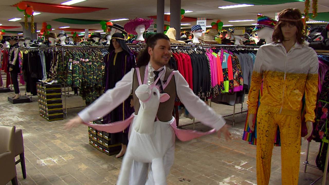 Roy Donders fladdert rond in een eenhoornpak bij de Koopjeshal in Tilburg (foto: Eva de Schipper).