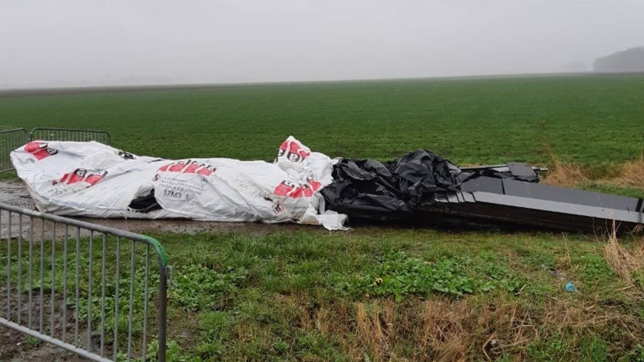Asbestplaten gedumpt bij Waspik (foto: politie).