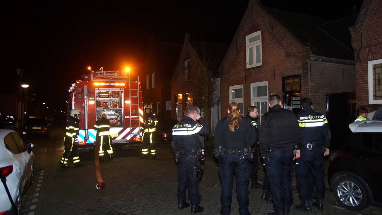 Veel politie op de been na de brand in Waalwijk (foto: Erik Haverhals/Foto Persbureau Midden Brabant).
