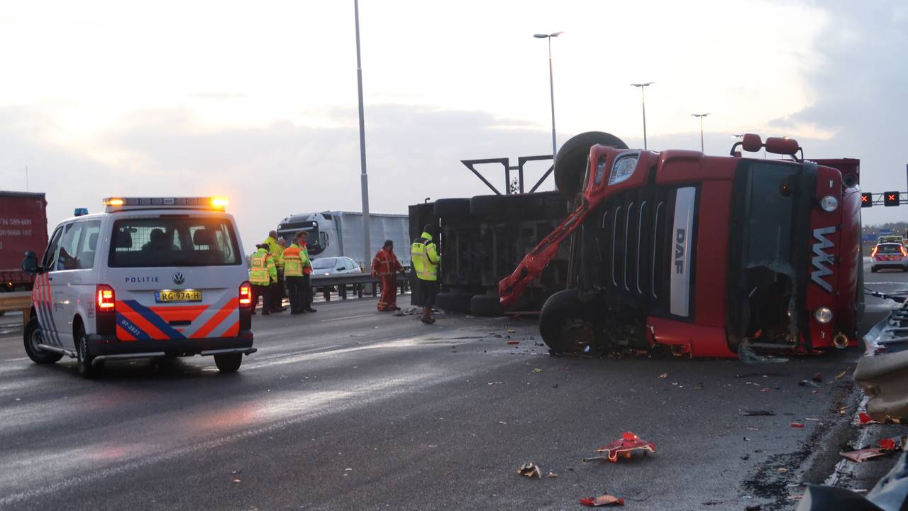 De gekantelde vrachtwagen op de Moerdijkbrug. (Foto: Jeroen Stuve)