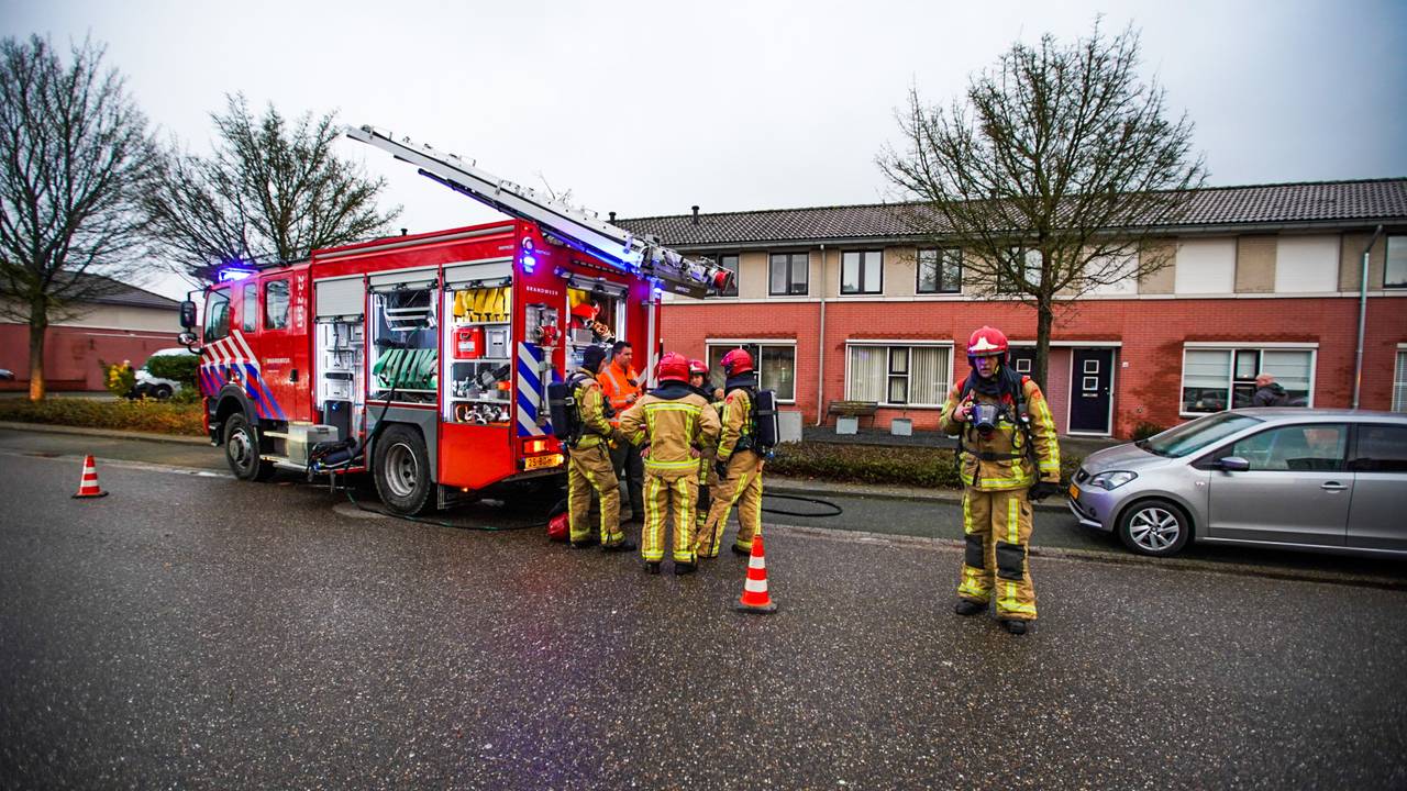 De brandweer moest de deur van de woning forceren. (Foto: Dave Hendriks/SQ Vision)