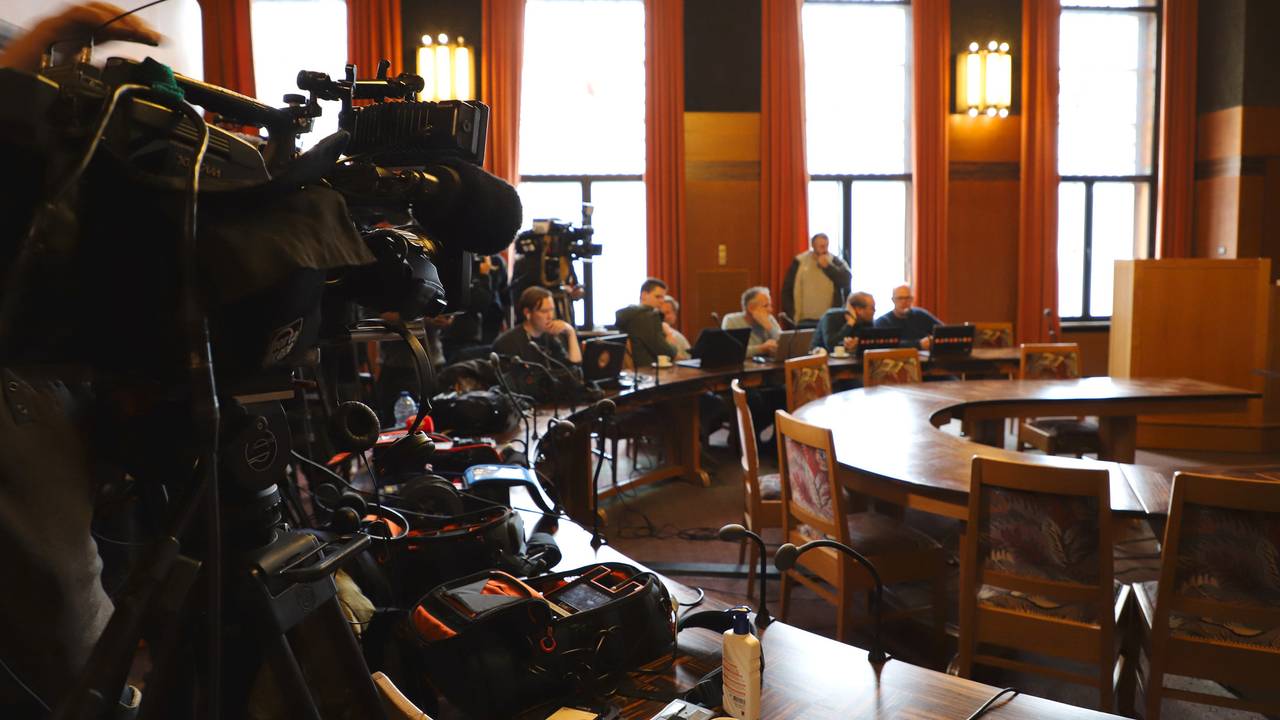 Drukte op de persconferentie. (foto: Lisa van Acquoij)