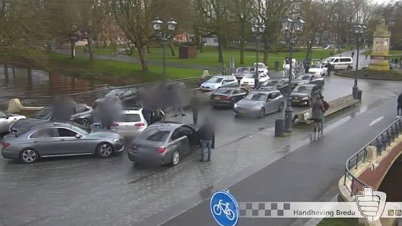 De trouwstoet reed tegen het verkeer in. (foto: handhaving_breda / Instagram)