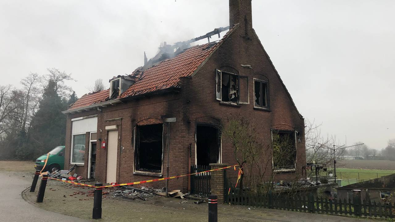 Het uitgebrande huis (foto: René van Hoof).