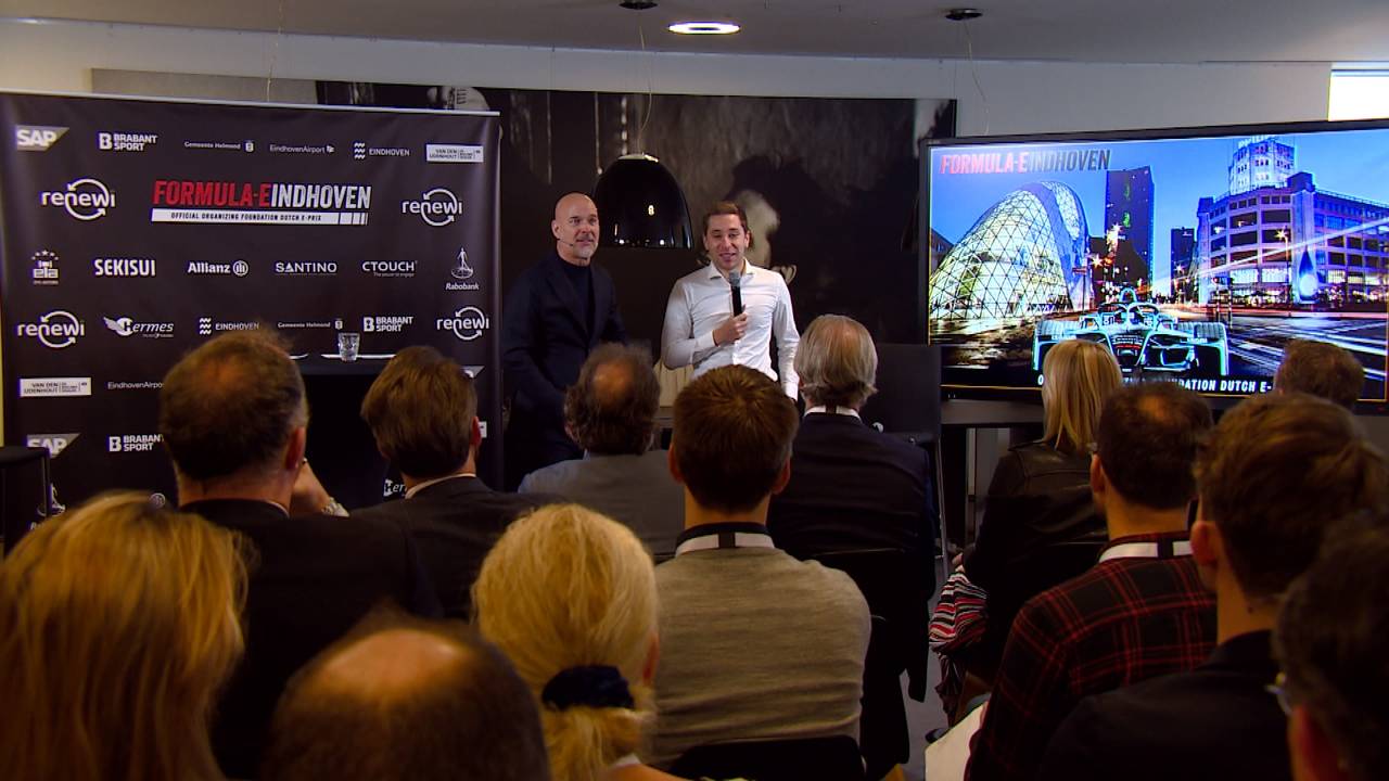 Formule E-coureur Robin Frijns op de persconferentie in Eindhoven