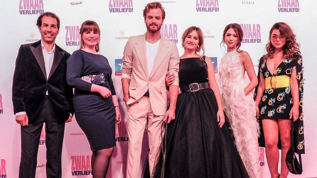 De cast van 'Zwaar Verliefd', deel 1.