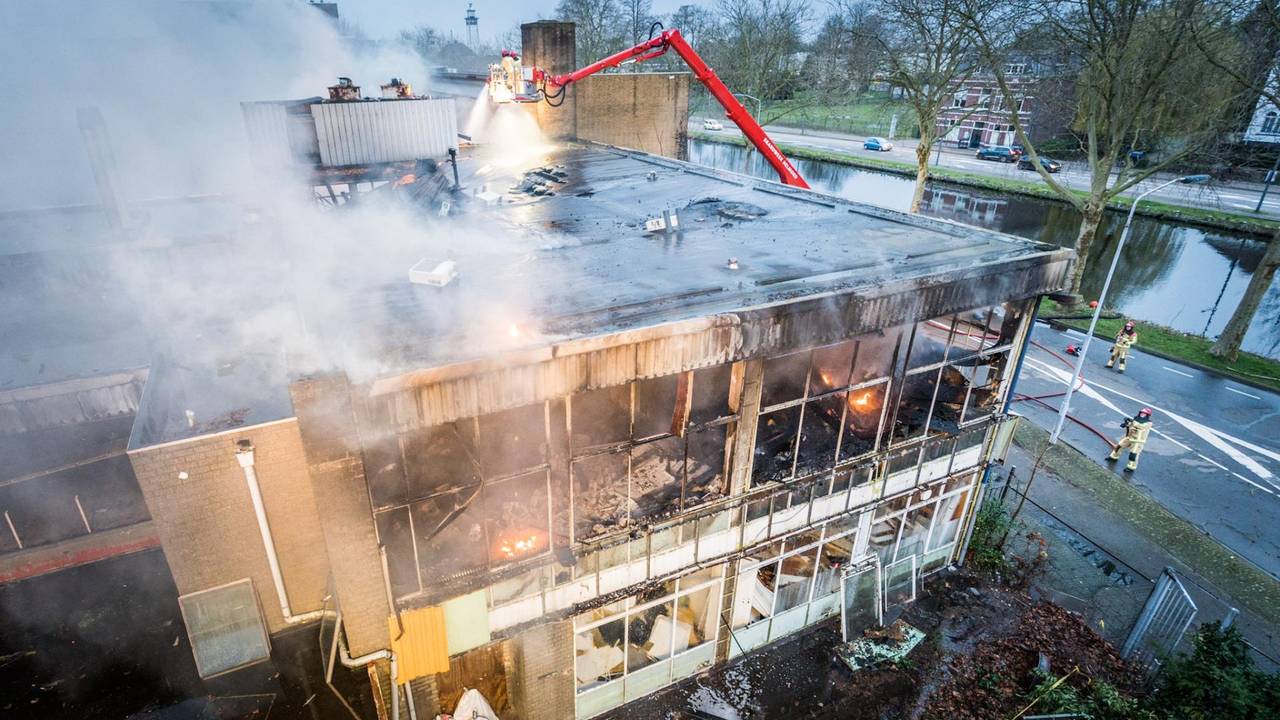 Een groot deel van het pand kan als verloren worden beschouwd. (Foto: SQ Vision/Sem van Rijssel)