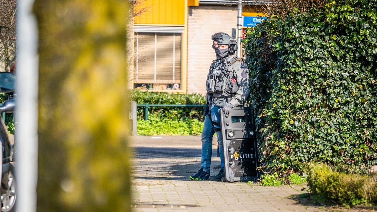 In de buurt waar de bedreiging plaatsvindt, hangt een gespannen sfeer (foto: Sem van Rijssel/SQ Vision).