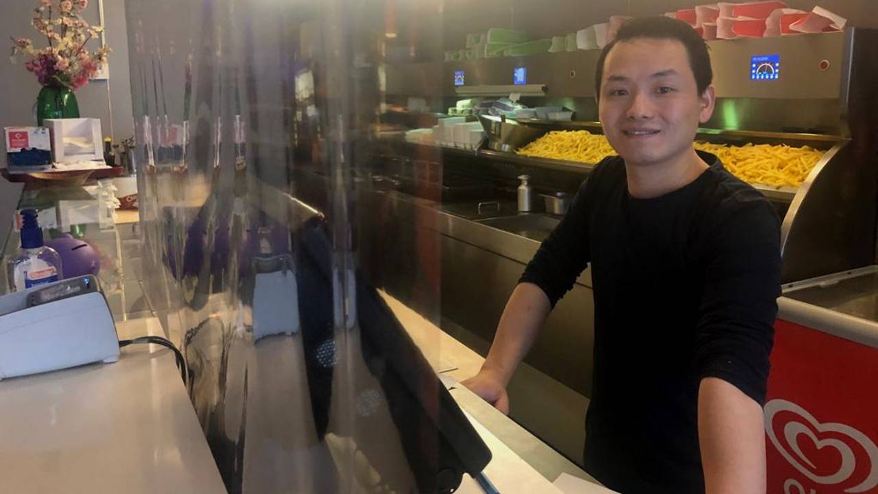 Je friet en vette snack bestel je veilig achter een zeiltje bij Cafetaria Klundert