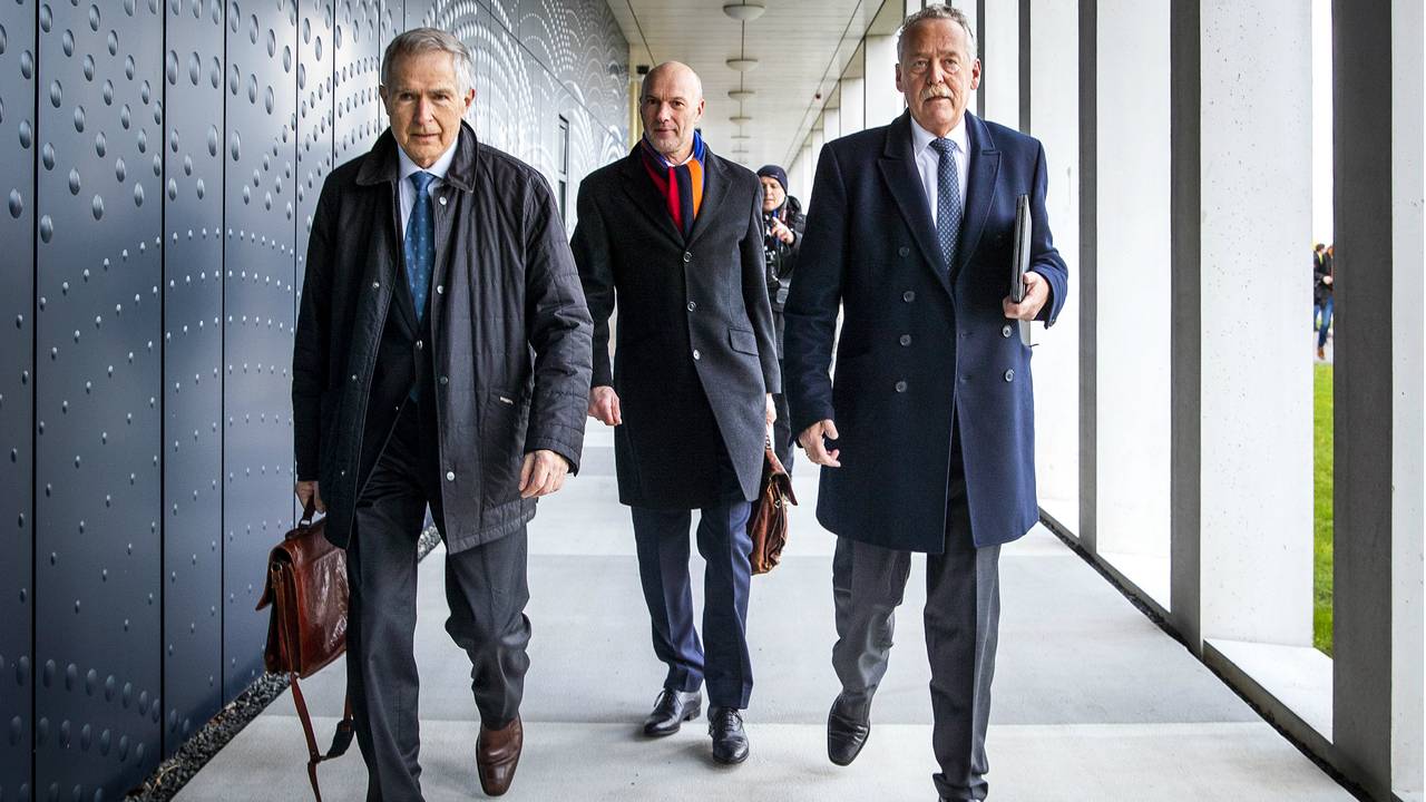 Anton Kotte (L) loopt samen met Piet Ploeg (R) naar het zwaarbeveiligde Justitieel Complex Schiphol, waar het internationale MH17-proces plaatsvindt (foto: ANP/Remko de Waal)