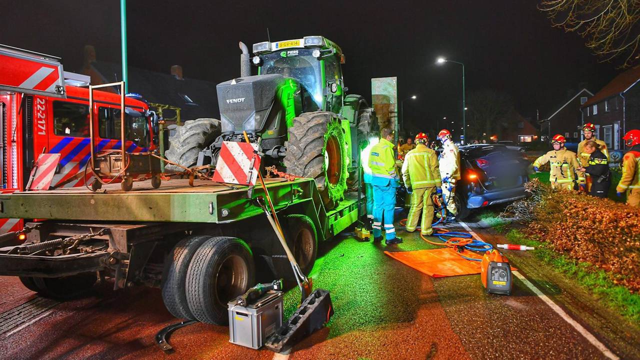 De vrouw in de auto raakte bekneld (foto: Rico Vogels/ SQ Vision)