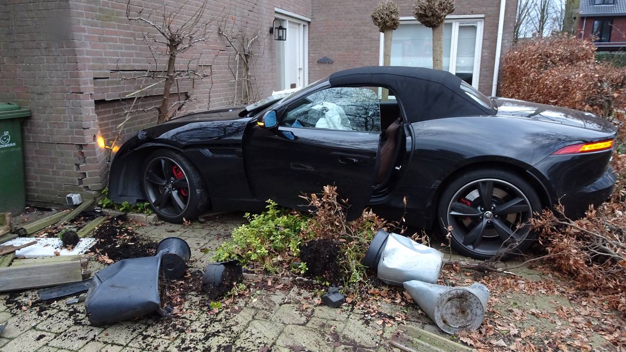 De auto kwam tegen het huis tot stilstand. (Foto: Jeroen Stuve/Stuve fotografie)