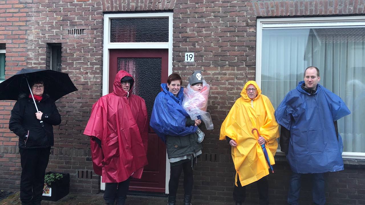 Optocht kijken in de regen (foto: René van Hoof).