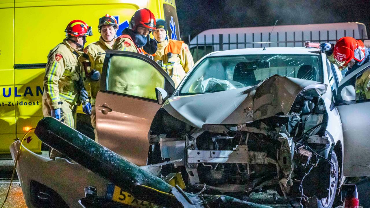 De man zat een uur bekneld in zijn auto. (Foto: Dave Hendriks / SQ Vision Mediaprodukties)