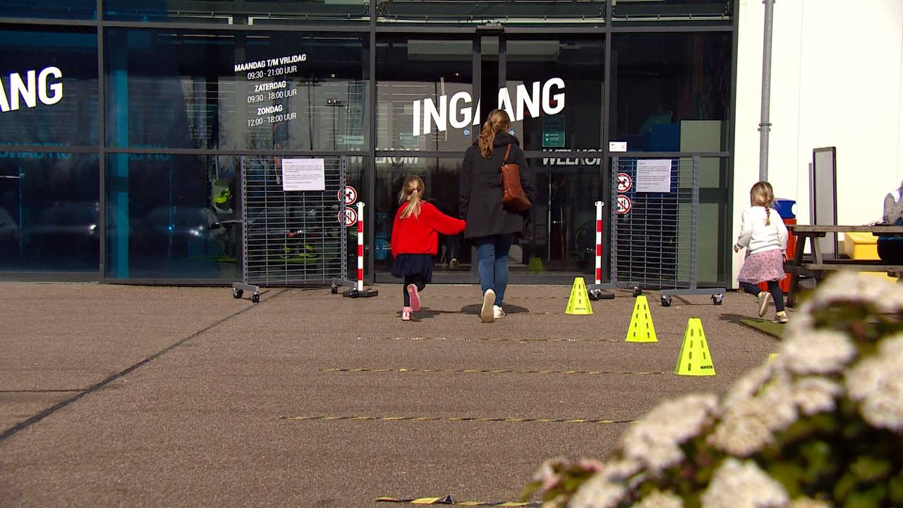 Klanten die wachten voor de winkel moeten afstand van elkaar houden (foto: Jos Verkuijlen).