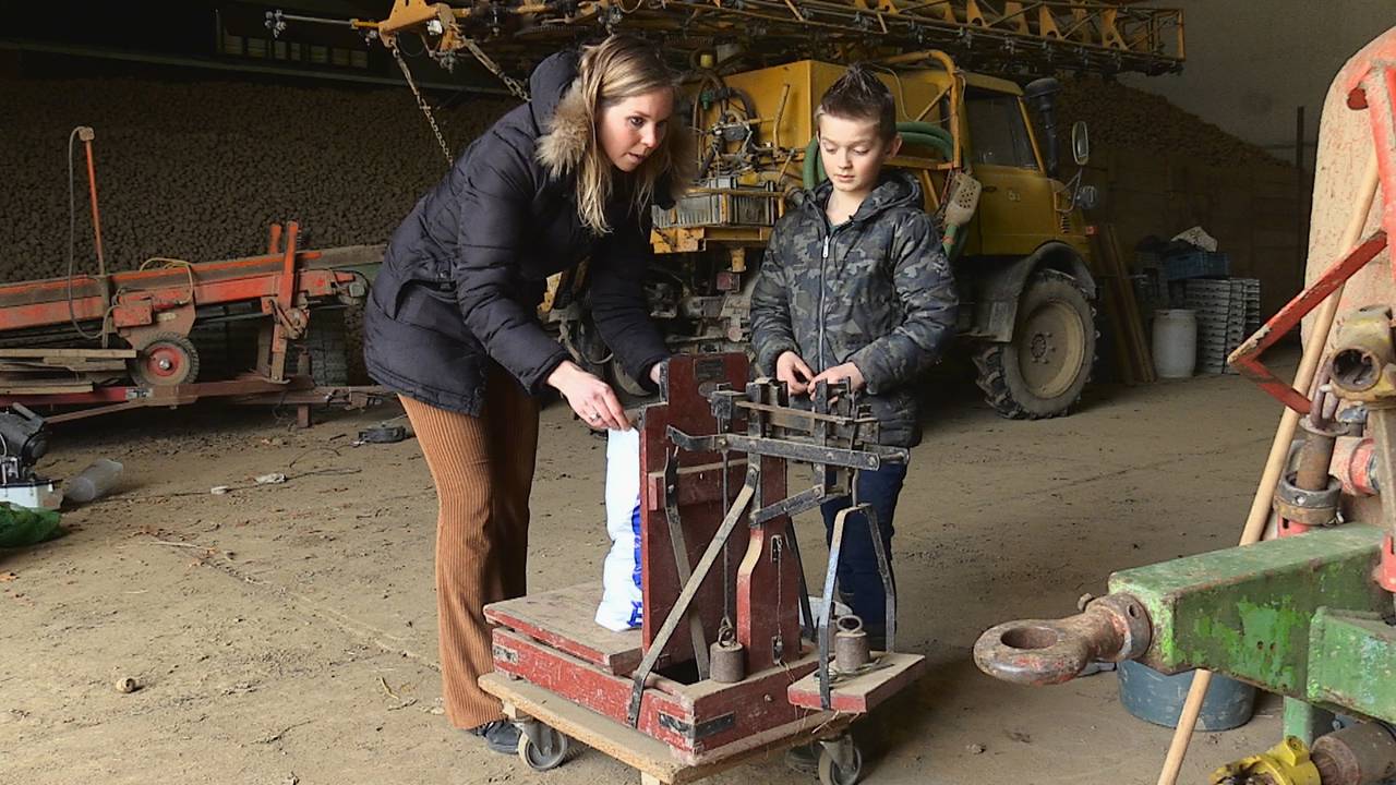 Kinderen verkopen crisis-aardappelen vanuit de boerenschuur
