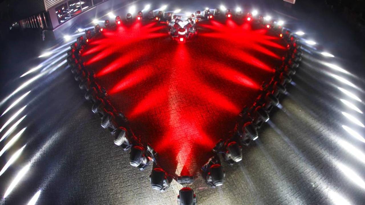 In Den Bosch werd door Stagelight een lichtshow gegeven als steun in tijden van crisis. (Foto: Frans van der Wijst)