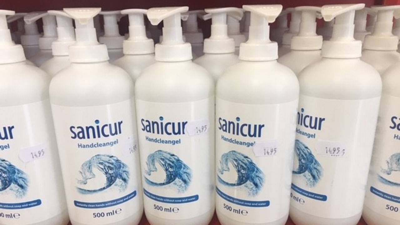 De flesjes Sanicur handcleangel voor 14,95 euro bij Etos Schijndel (foto: Henk).