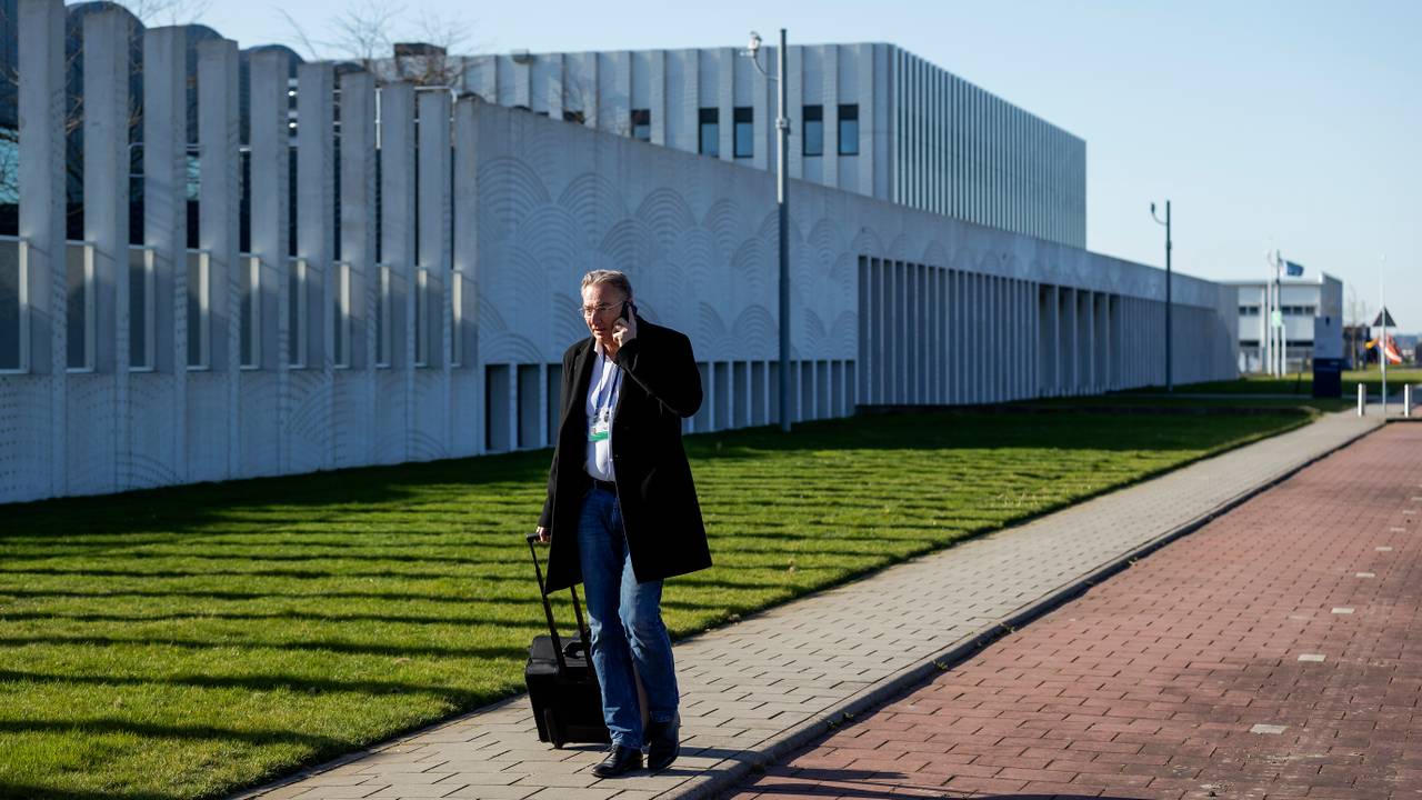 Advocaat Pijnenburg komt aan bij de rechtbank, dit keer zonder pers en publiek (Foto: ANP/Robin van Lonkhuijsen).