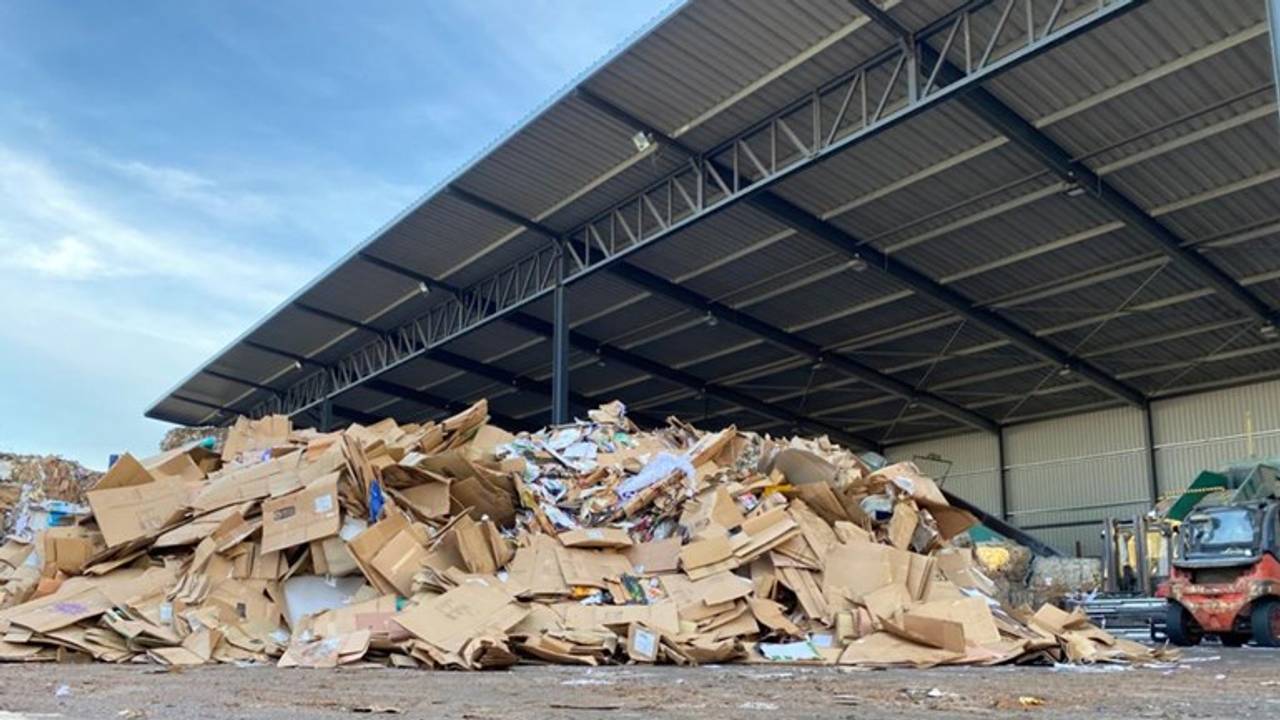 Door een kelderende papierprijs en corona stopt het inzamelen van oud papier in Oosterhout (foto: Omroep Brabant).