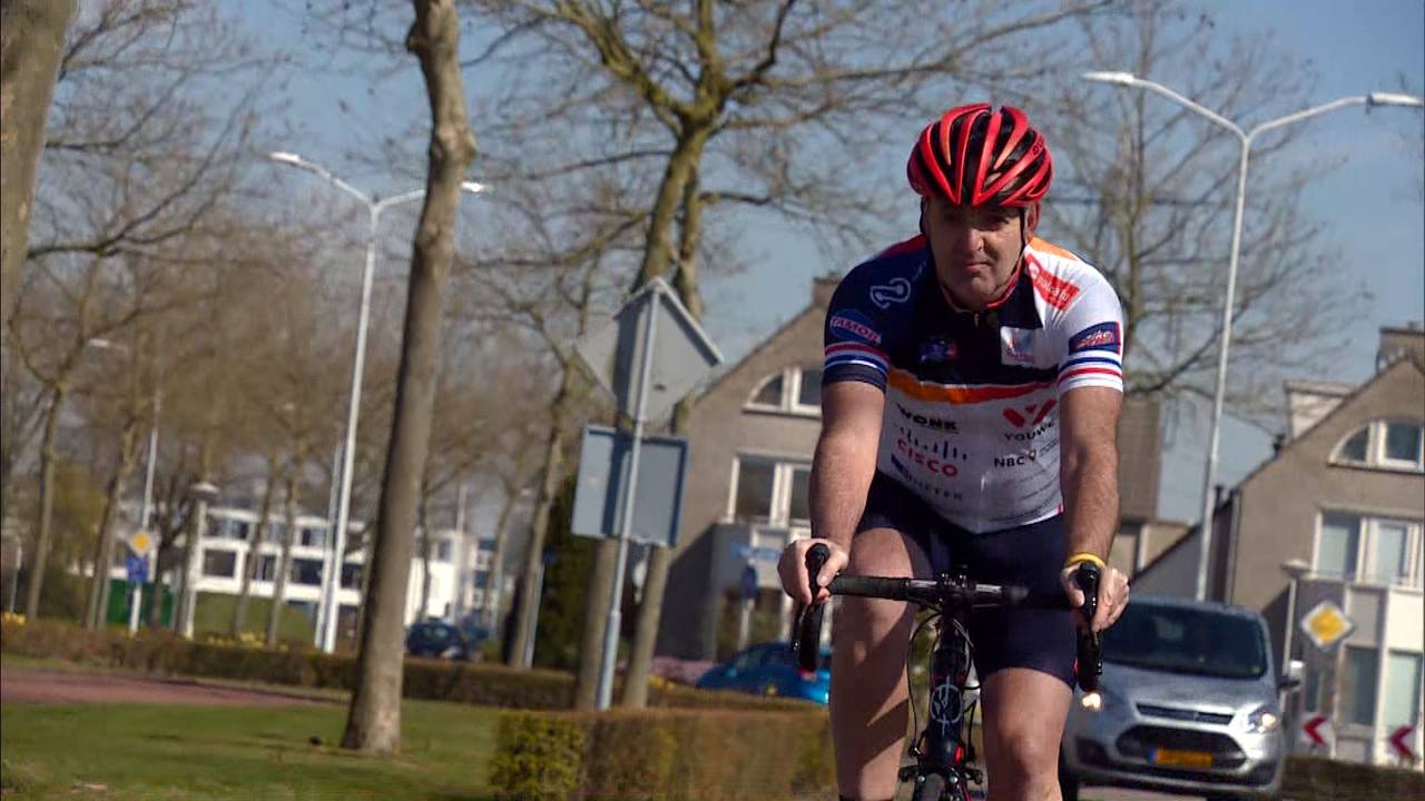 Nico van der Rijt aan het trainen op de fiets (foto: Omroep Brabant).