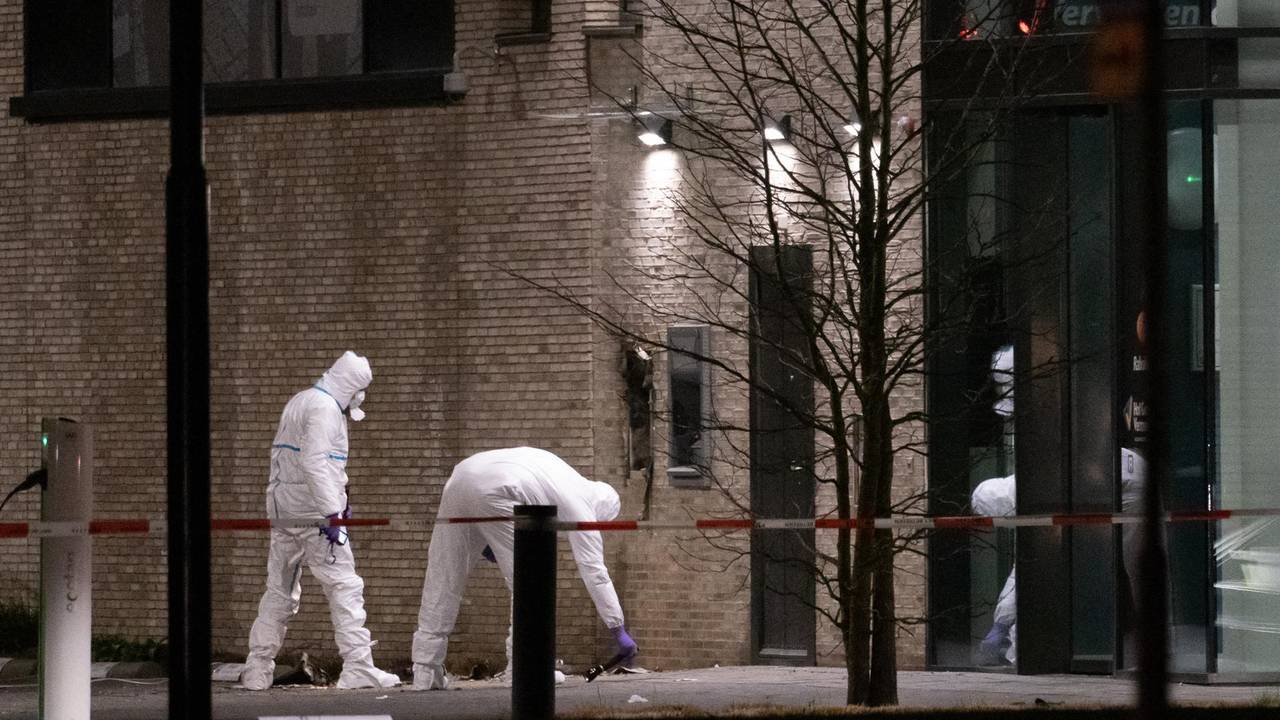 Onderzoek bij de geldautomaat aan de Taxandriaweg in Waalwijk (foto: Iwan van Dun/SQ Vision).