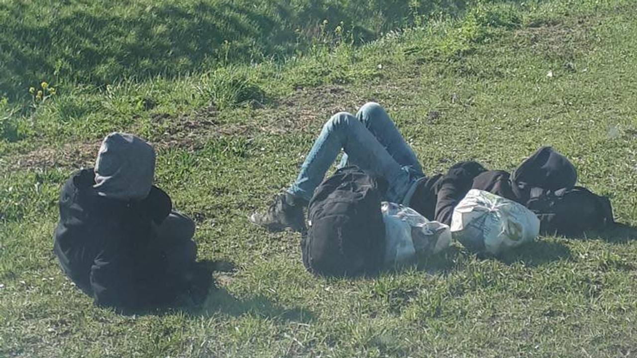 De inklimmers wachten in de zon totdat de vreemdelingenpolitie er is (foto: wijkagent Stefan Visser).