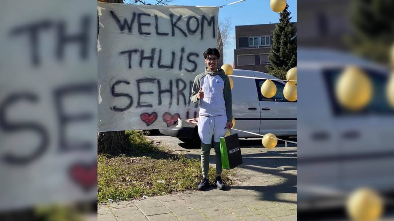 Sehraz werd thuis door zijn familie onthaald met een spandoek.