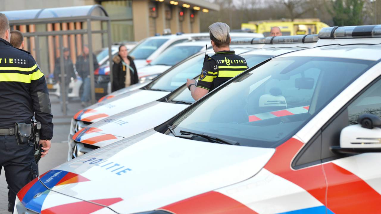 Agenten geven eerbetoon aan personeel van het Amphia Ziekenhuis