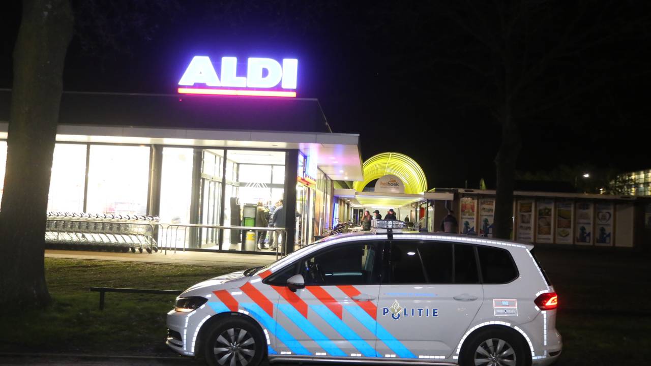 De jonge daders bedreigden een caissière en deden een greep in de kassa. (foto: Bart Meesters)