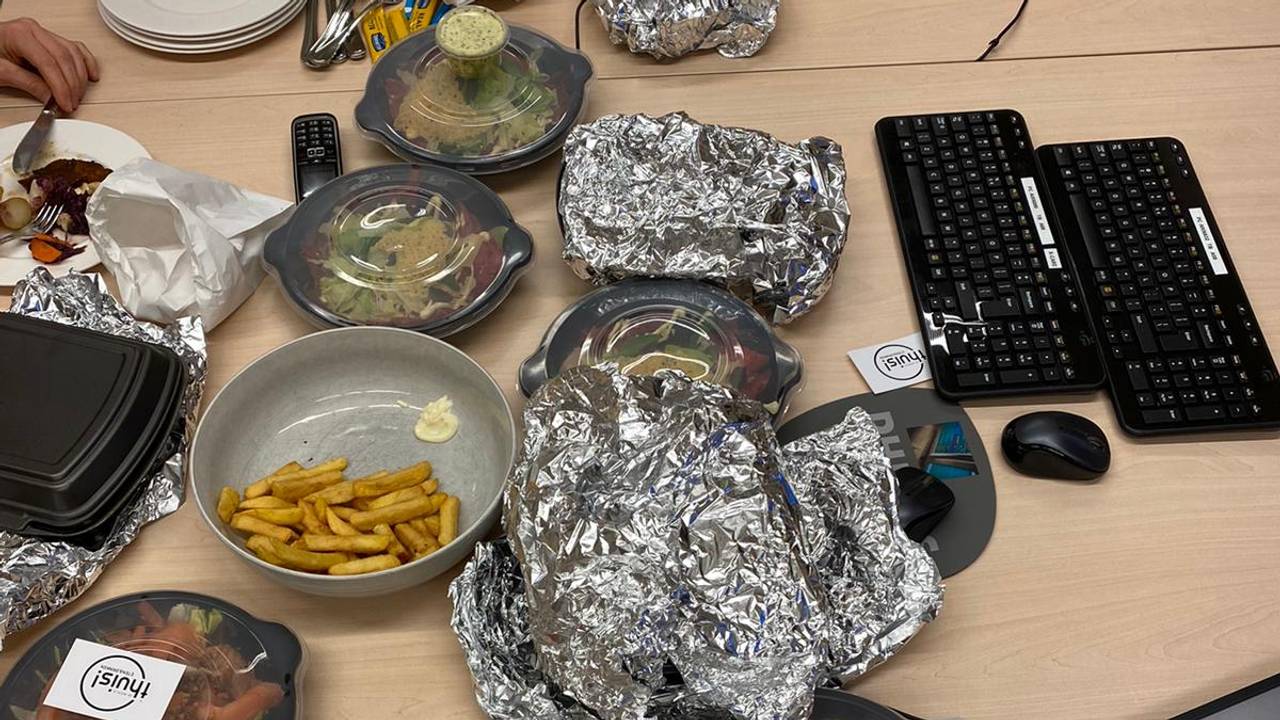 Restaurant Thuis! was zo aardig om personeel van het St. Anna Ziekenhuis in Geldrop zondag te verrassen met een diner op locatie. (Foto: Yori Strijbos)