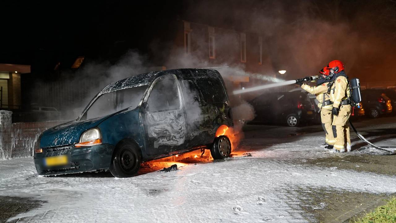 Auto in vlammen op (foto: SQ Vision Mediaproducties/ Jozef Bijnen).