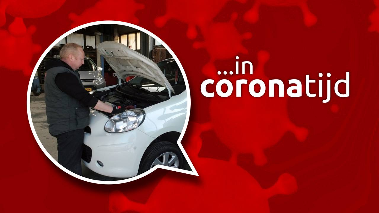 Een automonteur bij Autobedrijf van den Broek (Foto: Corné van den Broek).