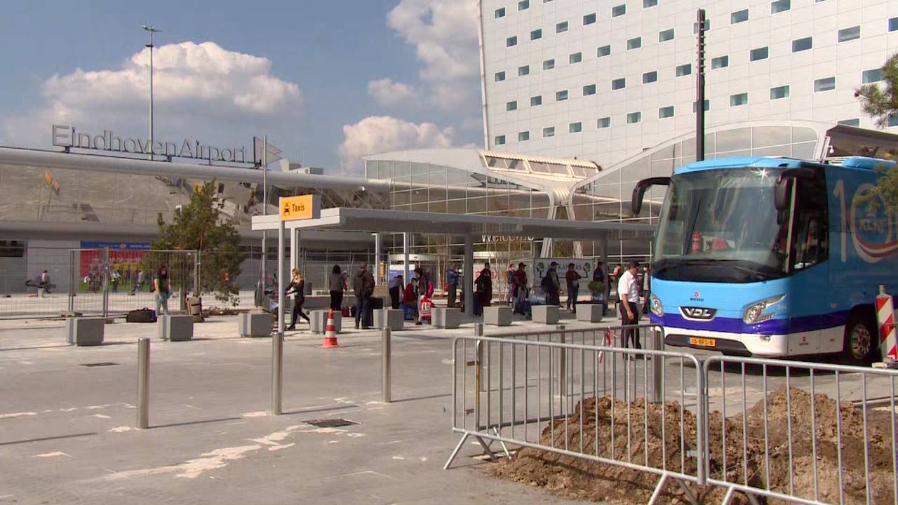 Seizoensarbeiders worden met bussen naar Limburg gebracht.
