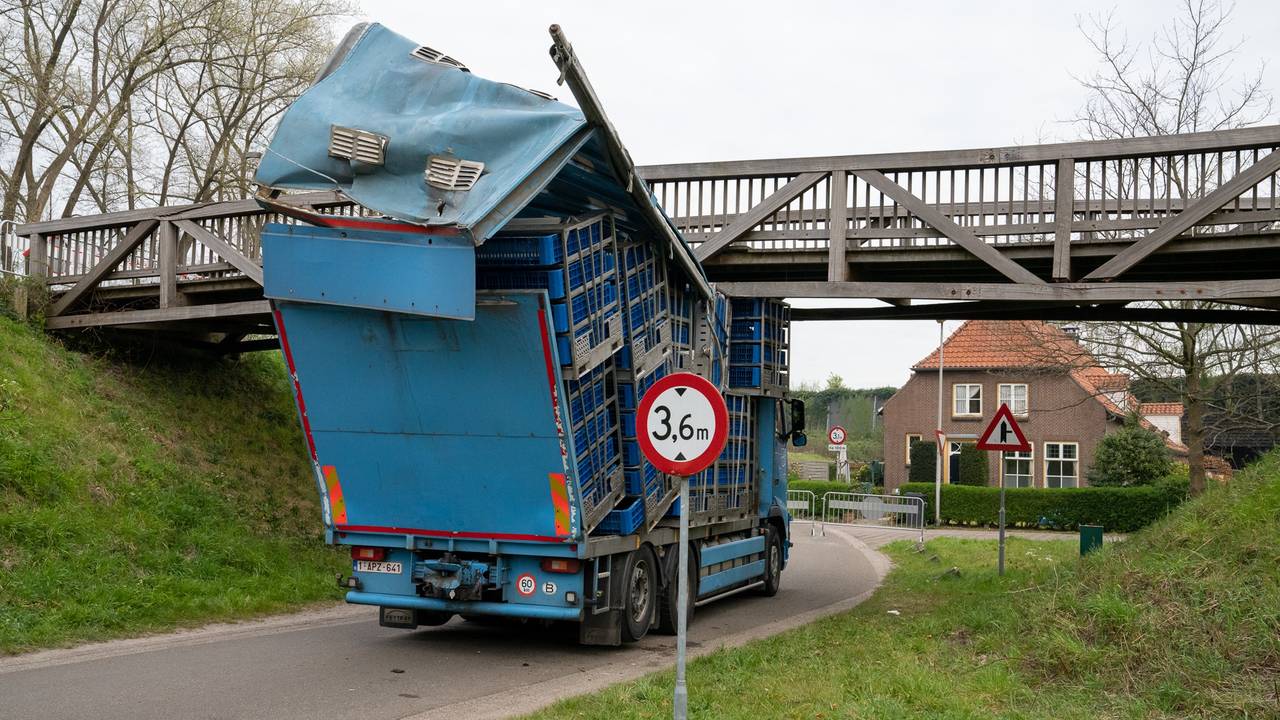De vrachtwagen kwam klem te zitten (foto: Iwan van Dun / SQ Vision Mediaprodukties).