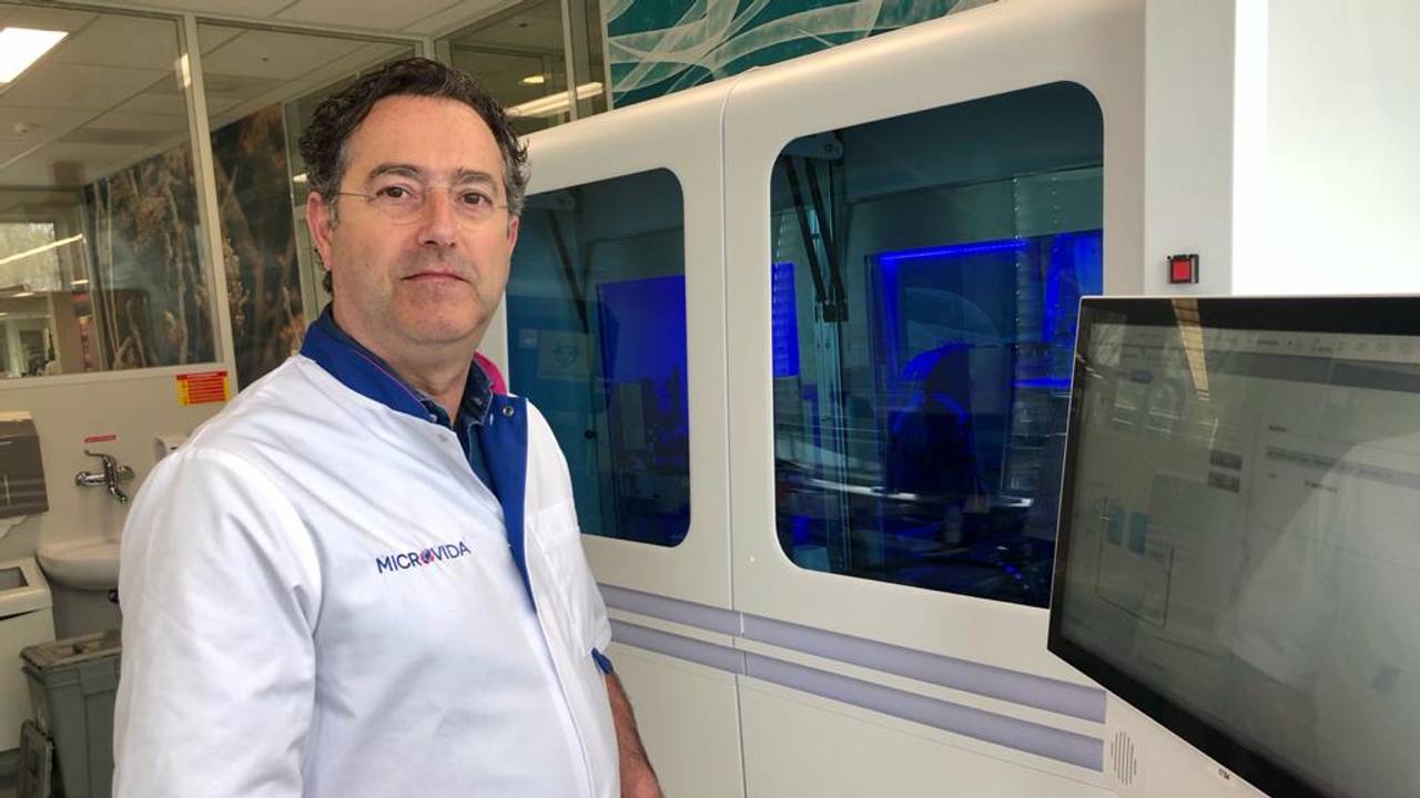 Arts-microbioloog Bram Diederen bij de nieuwe machine (foto: Erik Peeters).