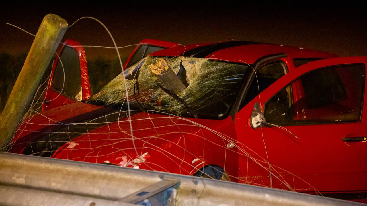 De aangereden auto raakte van de A16 en crashte (foto: Christian Traets).