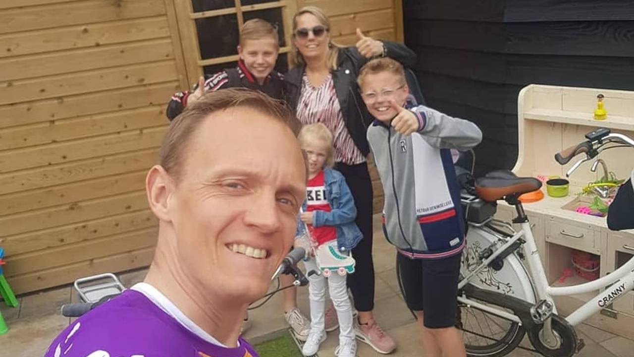 David met zijn vrouw en kinderen (foto: Facebook David van Dam).