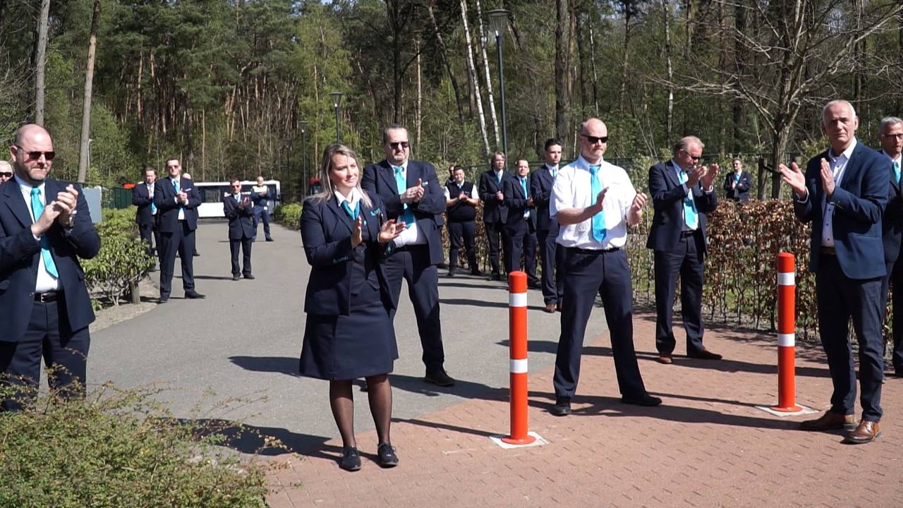 Collega's van Toon geven een laatste applaus