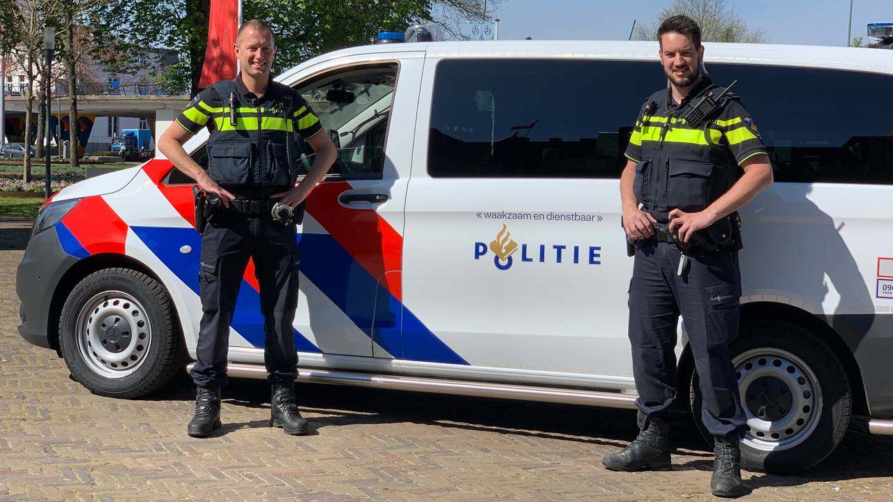 Wijkagenten Arthur van der Heijden en Frans Wagemakers. (foto: Eva de Schipper)