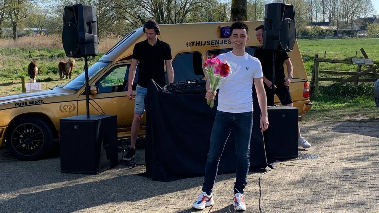 Boschenaar Erol met op de achtergrond de feestambulance.