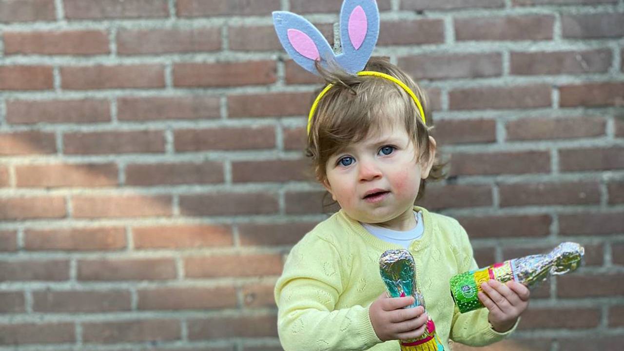 Dit schattige paashaasje Kiki vond twee chocolade paashazen (Foto: insta @mom.and.kiki).