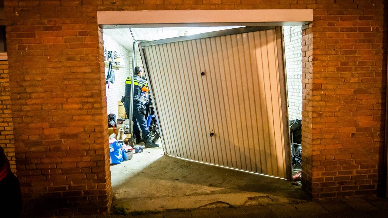 De deur belandde halverwege de garagebox (foto: Sem van Rijssel/ SQ Vision)