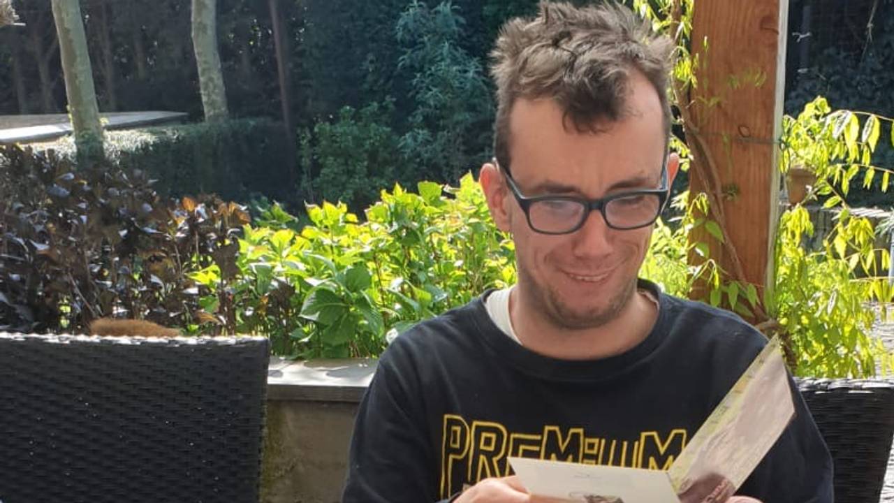 Ardie is helemaal blij met zijn kaarten.