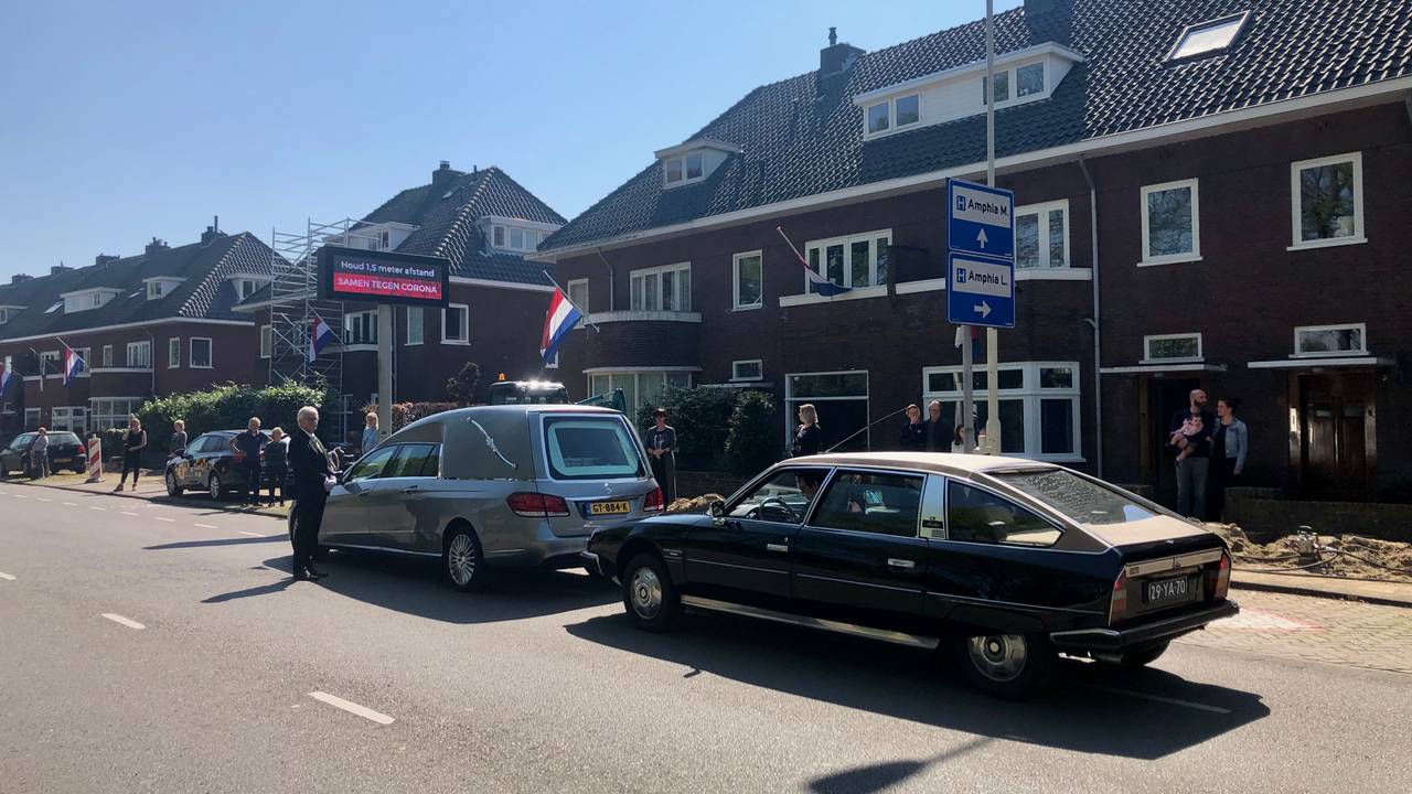 De rouwstoet stopt in de Julianalaan waar Jan Peters woonde (foto: Raoul Cartens).