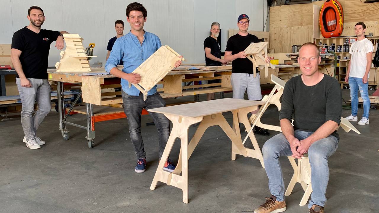 De podiumbouwers en hun nieuwe meubilair (foto: Birgit Verhoeven)