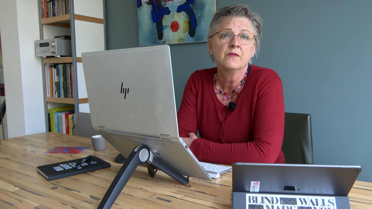 Geen werkkamer maar huiskamer als werkplek voor de Bredase wethouder Marianne de Bie. (foto: Raoul Cartens)