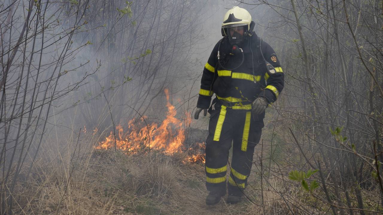 De jongen wachtte de brandweer op. (Marcel van Dorst/SQ Vision Mediaprodukties)