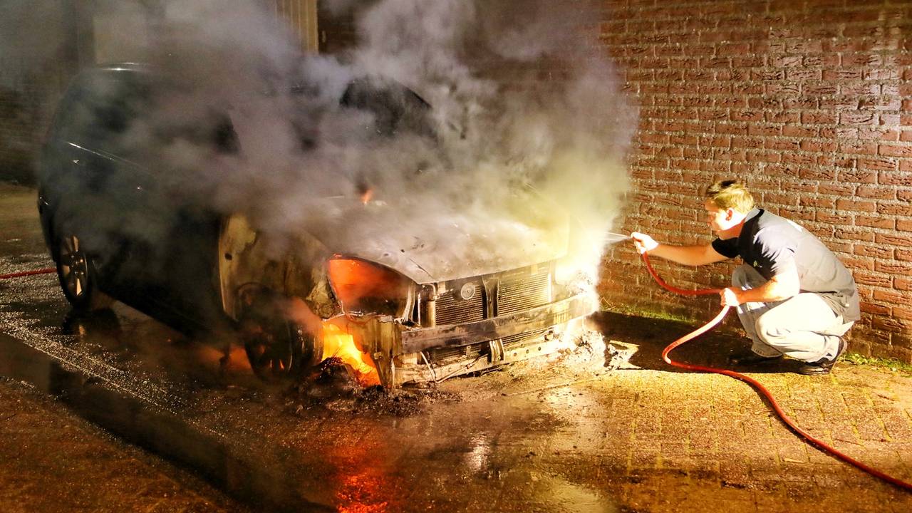 Buurtbewoners probeerden het vuur te blussen voordat de brandweer aankwam (foto: Gabor Heeres/SQ Vision).