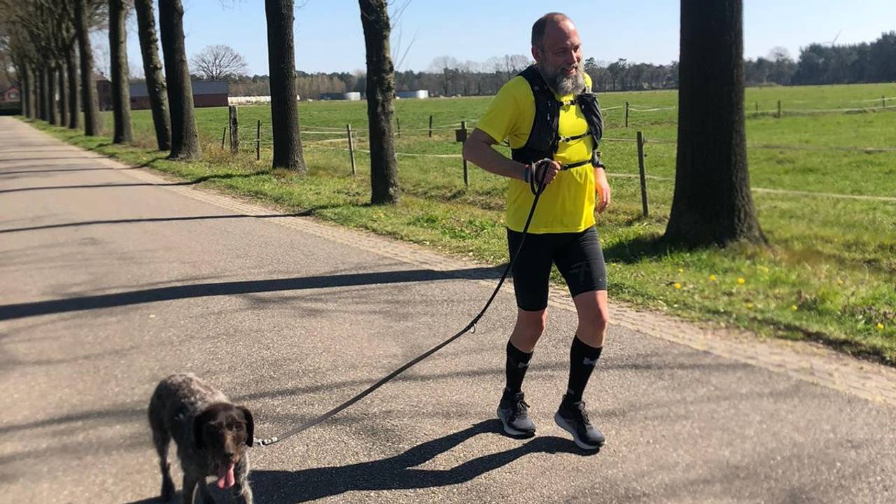 Daniël Elst (46) liep de marathon met zijn Duitse staander Lady.